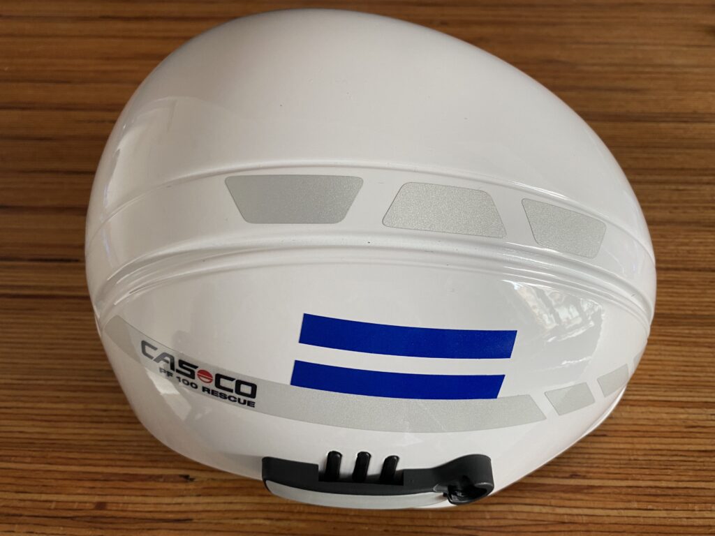 weißer Helm mit zwei blauen Streifen 